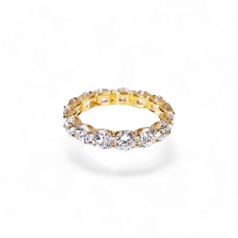 Anillo de eternidad AVA & SSILAQUÉ de oro amarillo de 14 quilates con 15 diamantes redondos de laboratorio de 4,5 mm.