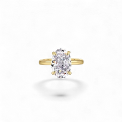 Anillo de oro amarillo de AVA & SSILAQUÉ con un diamante ovalado grande y brillante de 8x12mm, chapado en oro de 18 quilates.