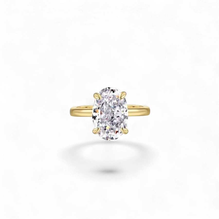 Anillo de oro amarillo de AVA & SSILAQUÉ con un diamante ovalado grande y brillante de 8x12mm, chapado en oro de 18 quilates.