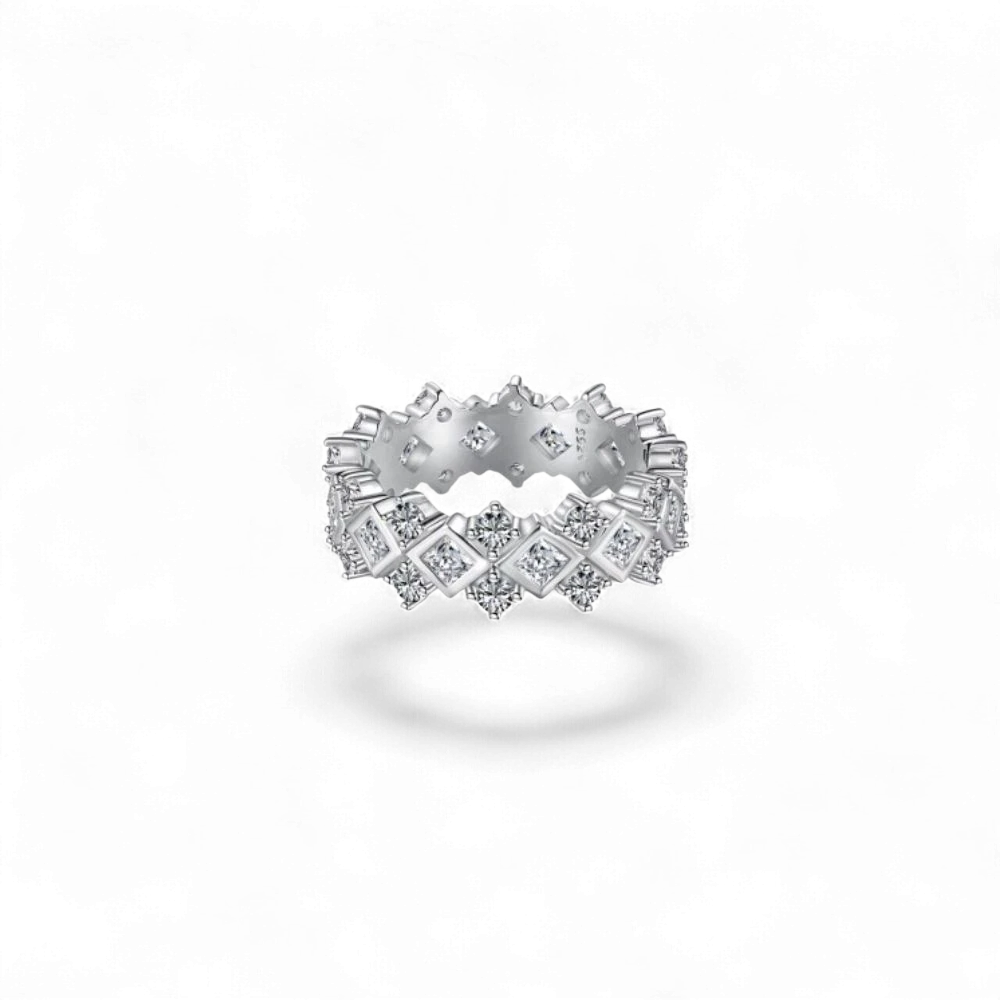 Anillo AVA & SSILAQUÉ de plata de ley 925 con baño de rodio, adornado con pequeños cristales cuadrados en un diseño geométrico.