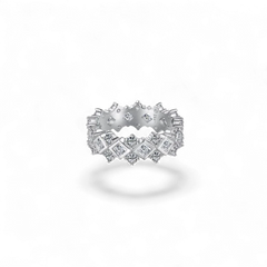 Anillo AVA & SSILAQUÉ de plata de ley 925 con baño de rodio, adornado con pequeños cristales cuadrados en un diseño geométrico.
