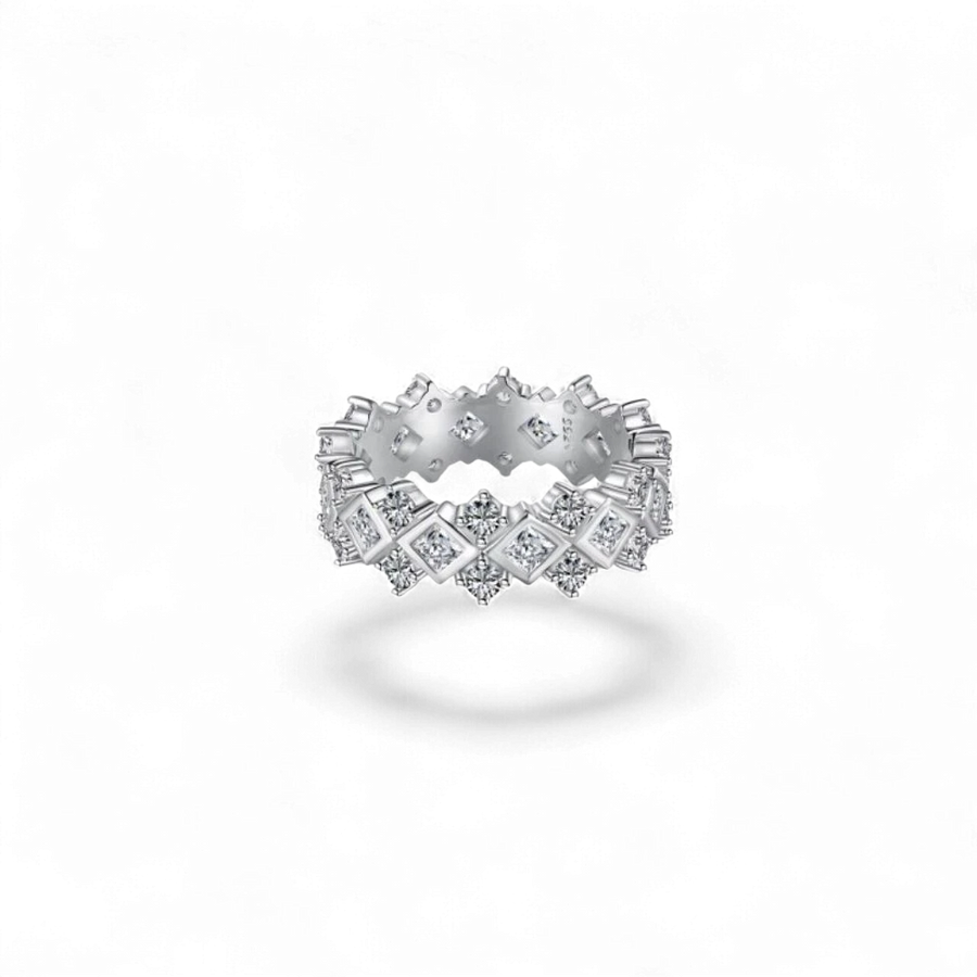 Anillo AVA & SSILAQUÉ de plata de ley 925 con baño de rodio, adornado con pequeños cristales cuadrados en un diseño geométrico.