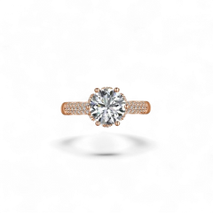 Anillo de plata 925 chapado en oro rosa con un diamante redondo de 8 mm y banda pavimentada con diamantes pequeños. Diseño de AVA & SSILAQUÉ.