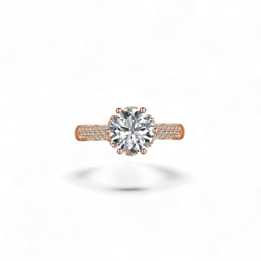 Anillo de plata 925 chapado en oro rosa con un diamante redondo de 8 mm y banda pavimentada con diamantes pequeños. Diseño de AVA & SSILAQUÉ.