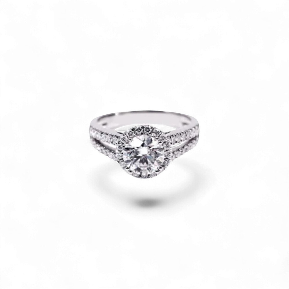 Anillo de compromiso Crown Solitaire de AVA & SSILAQUÉ en oro blanco de 14K con diamante redondo central de 1.7 quilates y halo de diamantes acentuados.