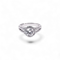 Anillo de compromiso Crown Solitaire de AVA & SSILAQUÉ en oro blanco de 14K con diamante redondo central de 1.7 quilates y halo de diamantes acentuados.