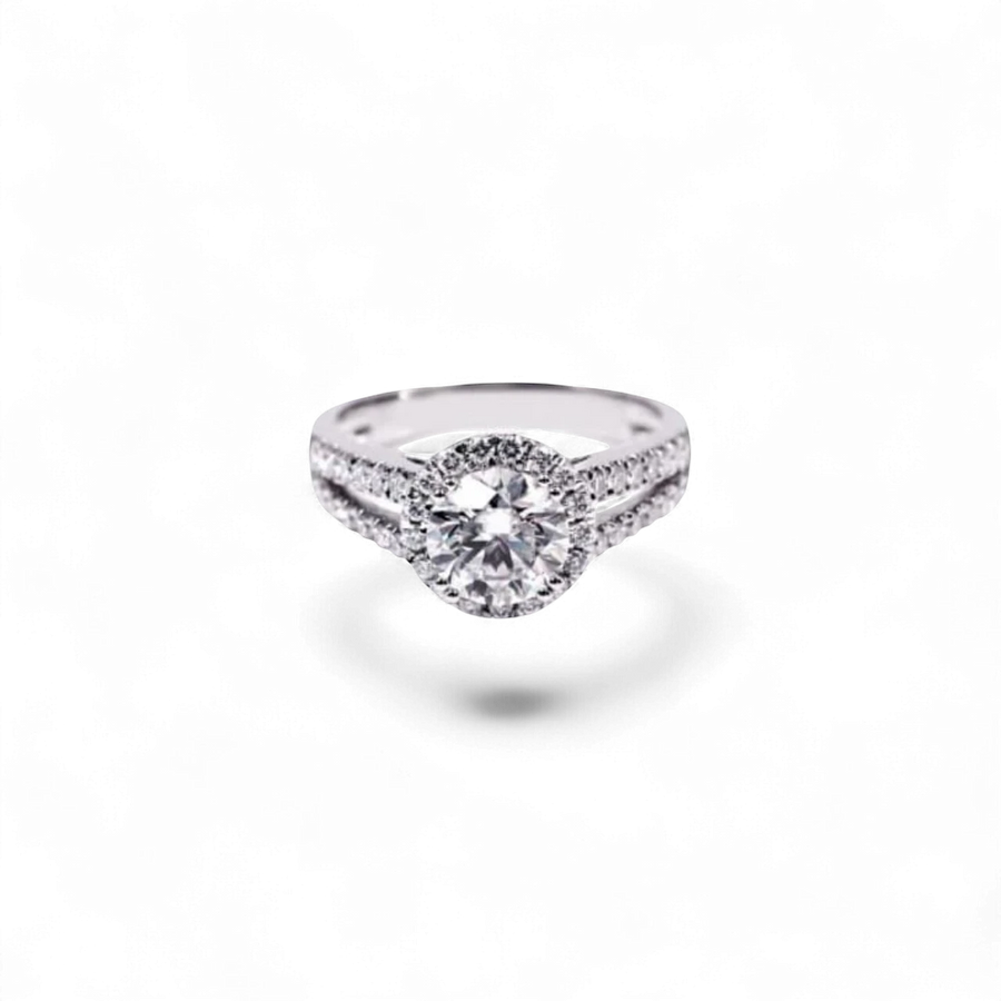 Anillo de compromiso Crown Solitaire de AVA & SSILAQUÉ en oro blanco de 14K con diamante redondo central de 1.7 quilates y halo de diamantes acentuados.