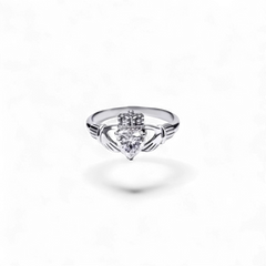 Anillo Claddagh de oro blanco de 14K de AVA & SSILAQUÉ con un corazón de diamante de laboratorio y una corona