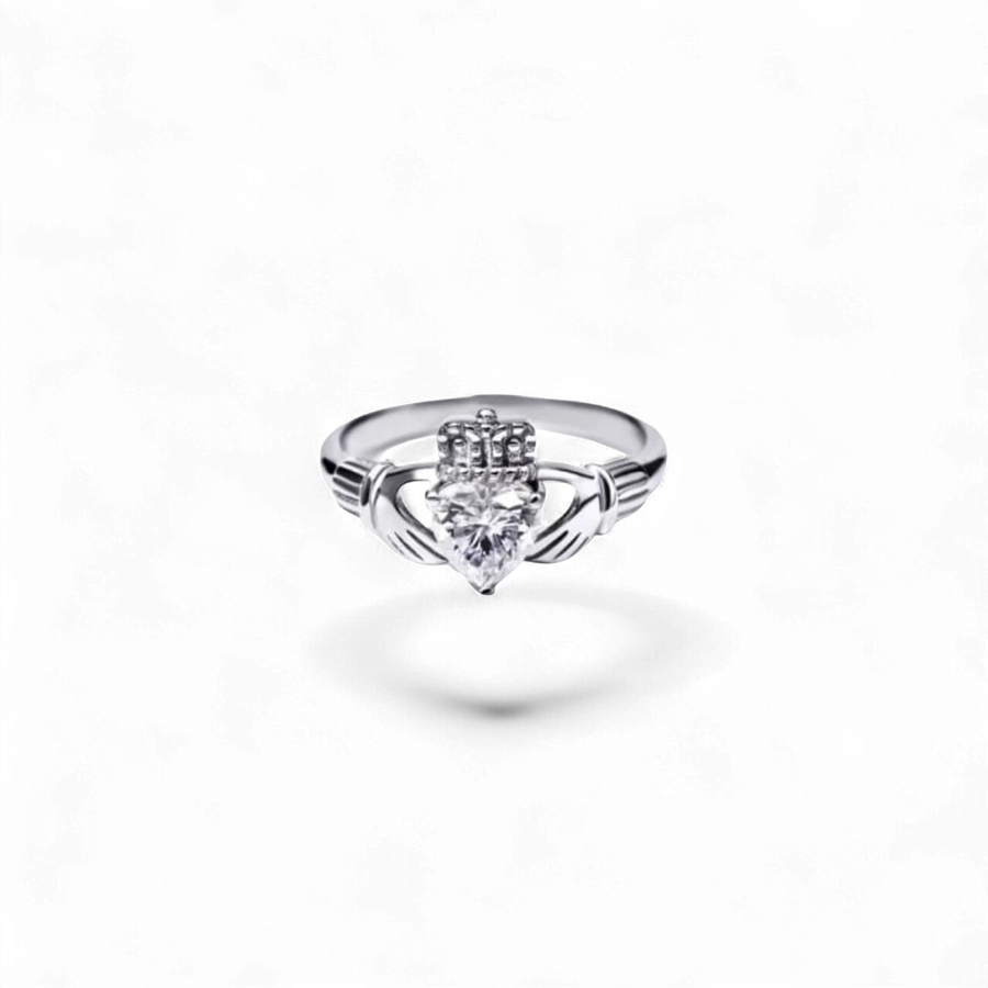 Anillo Claddagh de oro blanco de 14K de AVA & SSILAQUÉ con un corazón de diamante de laboratorio y una corona