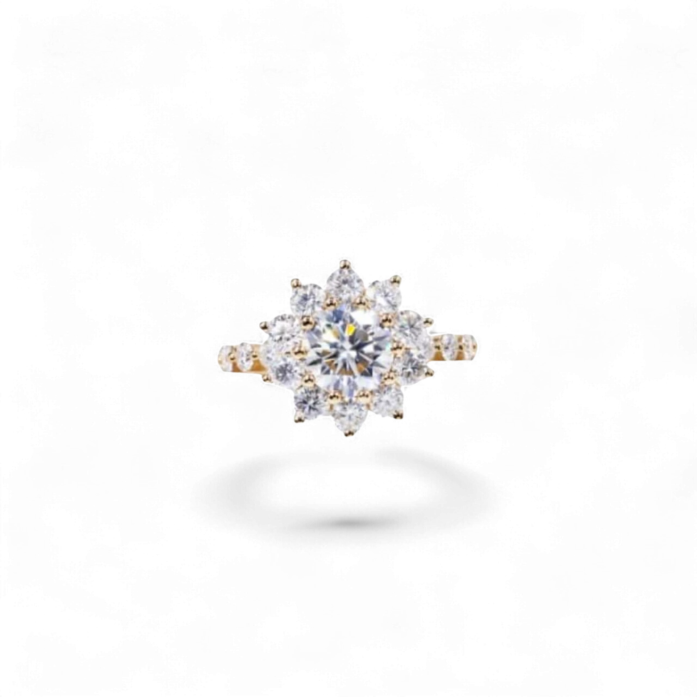 Anillo de oro blanco de 14 quilates de AVA & SSILAQUÉ con un diamante de laboratorio ovalado central de 2,5 quilates rodeado de diamantes redondos más pequeños.