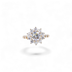 Anillo de oro blanco de 14 quilates de AVA & SSILAQUÉ con un diamante de laboratorio ovalado central de 2,5 quilates rodeado de diamantes redondos más pequeños.