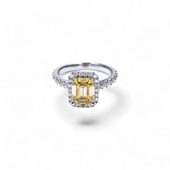 Anillo AVA & SSILAQUÉ de oro blanco de 14K con un diamante amarillo de laboratorio de 2 quilates en talla esmeralda rodeado por un halo de diamantes redondos.