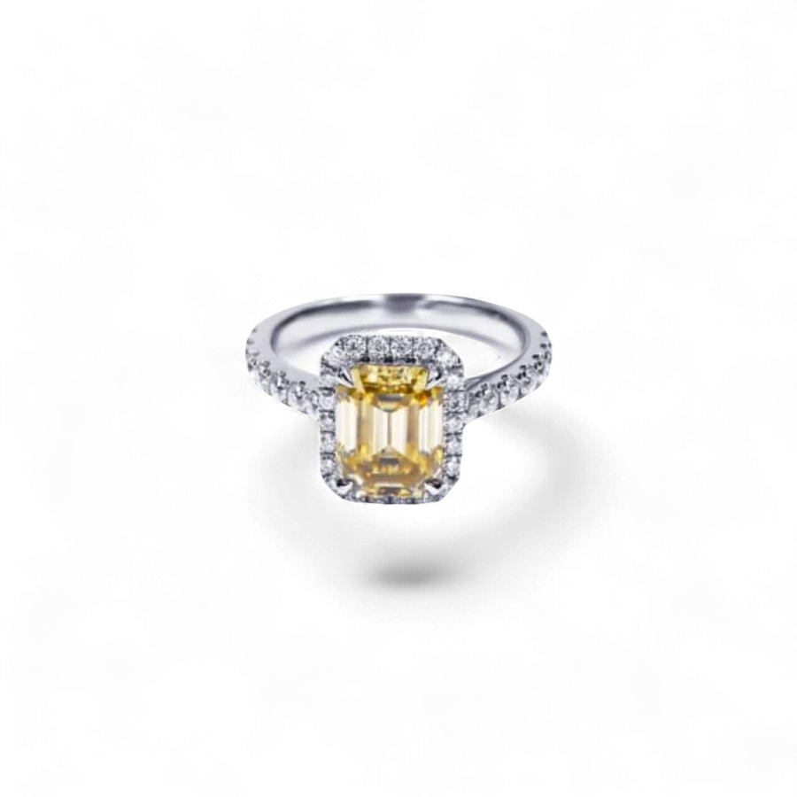 Anillo AVA & SSILAQUÉ de oro blanco de 14K con un diamante amarillo de laboratorio de 2 quilates en talla esmeralda rodeado por un halo de diamantes redondos.