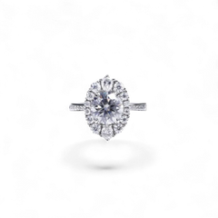 Anillo de halo de diamantes ovalados de oro blanco de 14 quilates de AVA & SSILAQUÉ con un diamante central redondo de 2,0 quilates y diamantes laterales.