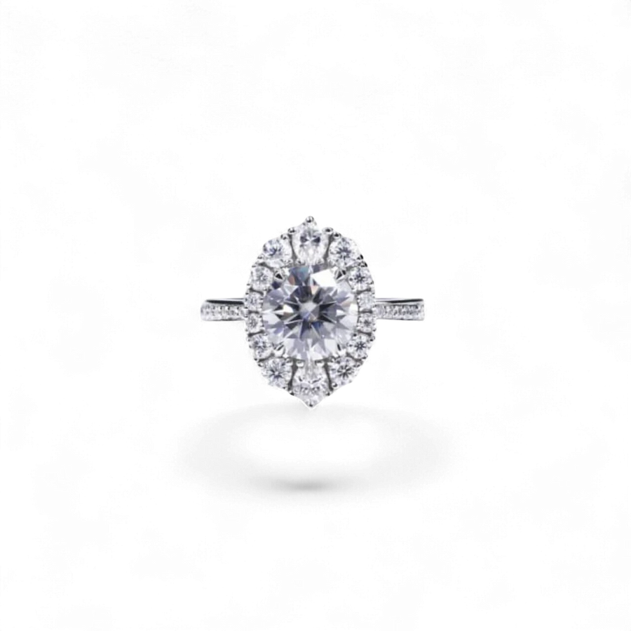 Anillo de halo de diamantes ovalados de oro blanco de 14 quilates de AVA & SSILAQUÉ con un diamante central redondo de 2,0 quilates y diamantes laterales.