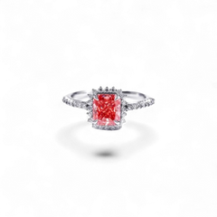 Anillo AVA & SSILAQUÉ de oro blanco de 14 quilates con un diamante rosa radiante central y diamantes blancos laterales.
