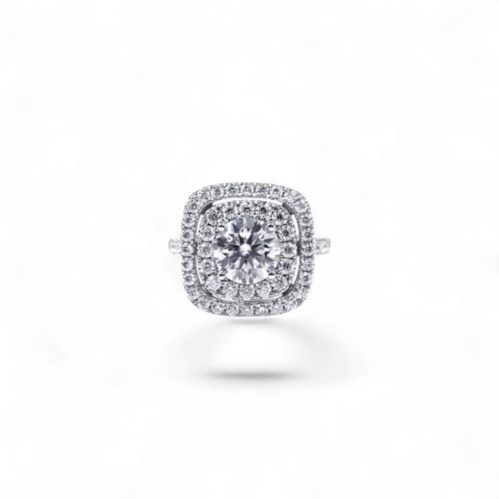 Anillo Seraphina de AVA & SSILAQUÉ en oro blanco de 14K con doble halo de diamantes redondos de laboratorio y diamante central de 1.6ct.