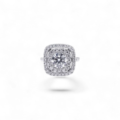 Anillo Seraphina de AVA & SSILAQUÉ en oro blanco de 14K con doble halo de diamantes redondos de laboratorio y diamante central de 1.6ct.