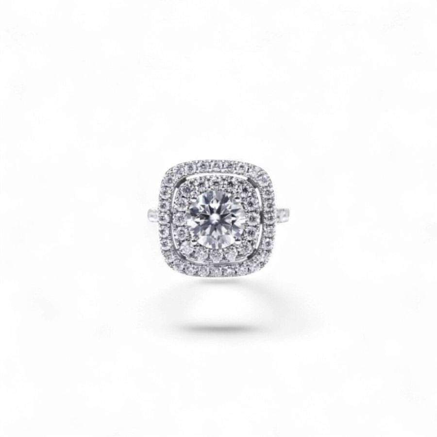 Anillo Seraphina de AVA & SSILAQUÉ en oro blanco de 14K con doble halo de diamantes redondos de laboratorio y diamante central de 1.6ct.