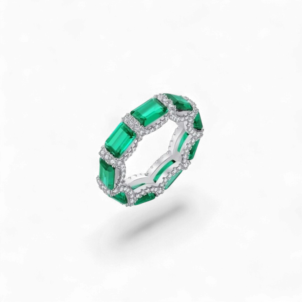 AVA & SSILAQUÉ Anillo de plata de ley 925 con baño de rodio, engastado con esmeraldas rectangulares y diamantes blancos.