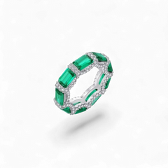 AVA & SSILAQUÉ Anillo de plata de ley 925 con baño de rodio, engastado con esmeraldas rectangulares y diamantes blancos.