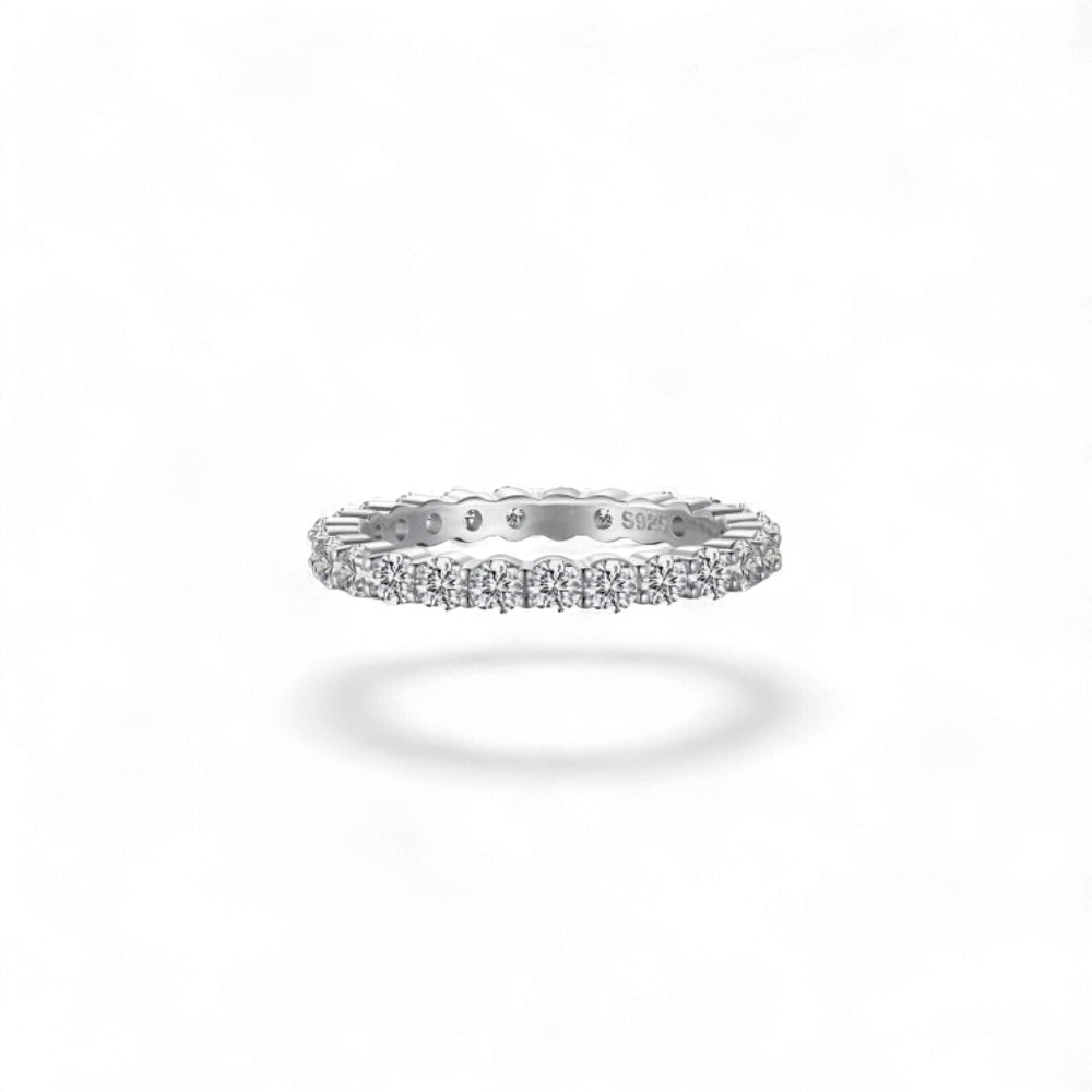 Anillo de eternidad de plata de ley 925 con baño de rodio de AVA & SSILAQUÉ, con 2 mm de ancho y adornado con circonitas brillantes.