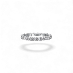 Anillo de eternidad de plata de ley 925 con baño de rodio de AVA & SSILAQUÉ, con 2 mm de ancho y adornado con circonitas brillantes.