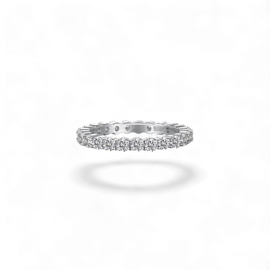 Anillo de eternidad de plata de ley 925 con baño de rodio de AVA & SSILAQUÉ, con 2 mm de ancho y adornado con circonitas brillantes.