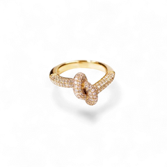 Anillo de oro blanco de 14 quilates de AVA & SSILAQUÉ con diseño de nudo pavimentado con diamantes redondos de laboratorio.