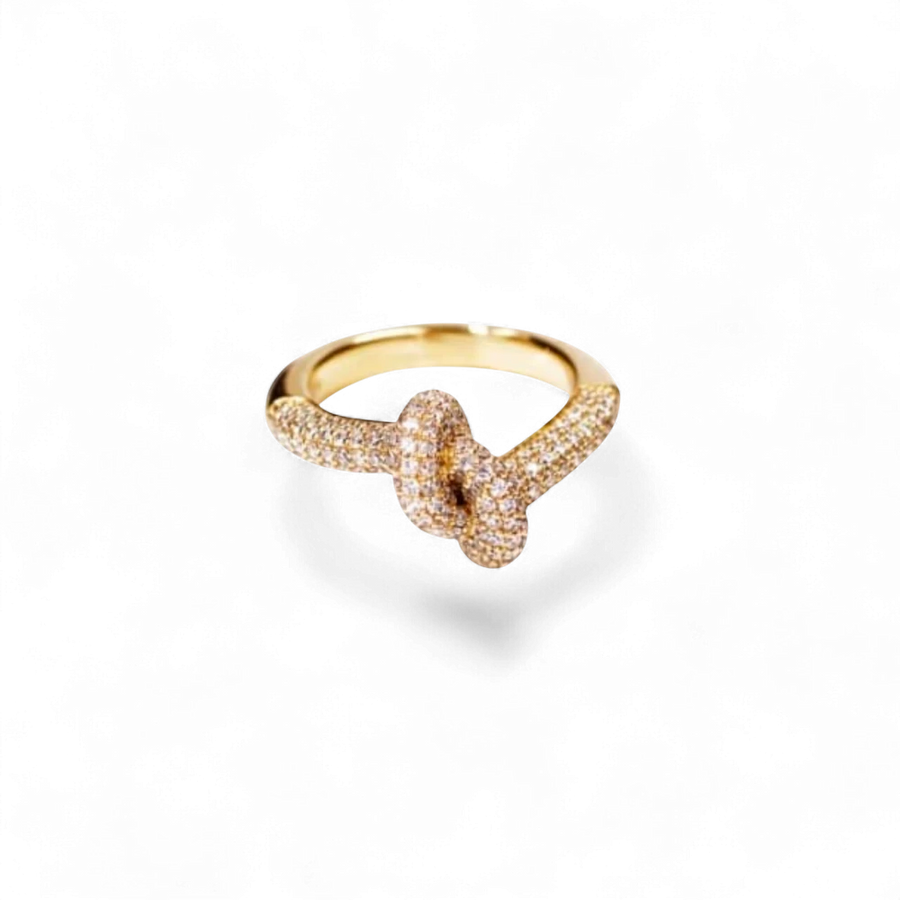 Anillo de oro blanco de 14 quilates de AVA & SSILAQUÉ con diseño de nudo pavimentado con diamantes redondos de laboratorio.