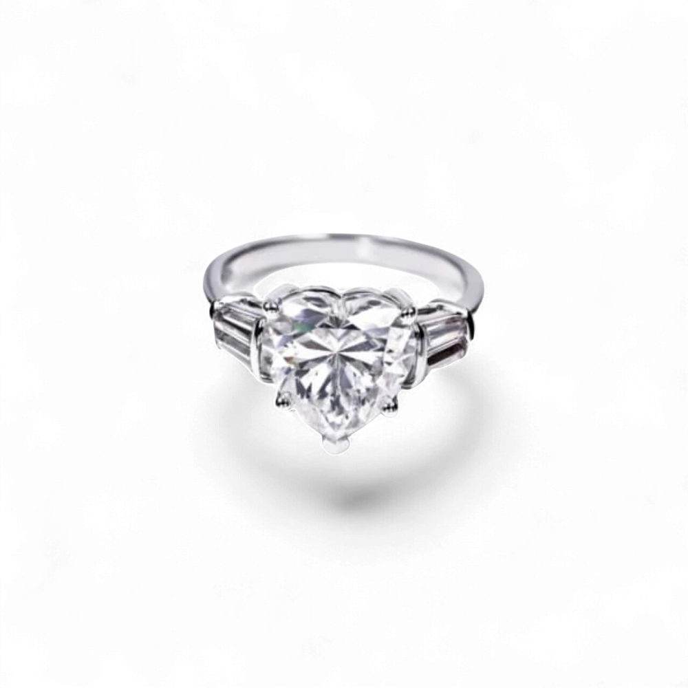 AVA & SSILAQUÉ Anillo de oro blanco de 14K con diamante de laboratorio en forma de corazón de 4,0 quilates y diamantes laterales trapezoidales.