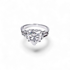 AVA & SSILAQUÉ Anillo de oro blanco de 14K con diamante de laboratorio en forma de corazón de 4,0 quilates y diamantes laterales trapezoidales.