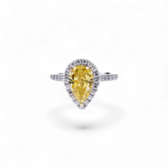 Anillo AVA & SSILAQUÉ de oro blanco de 14K con un diamante amarillo en forma de pera de 2,5 quilates rodeado por un halo de diamantes redondos.