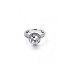 Anillo de oro blanco de 14K de AVA & SSILAQUÉ con un diamante redondo de 2.5 quilates en el centro y diamantes acentuados en el halo y la banda.