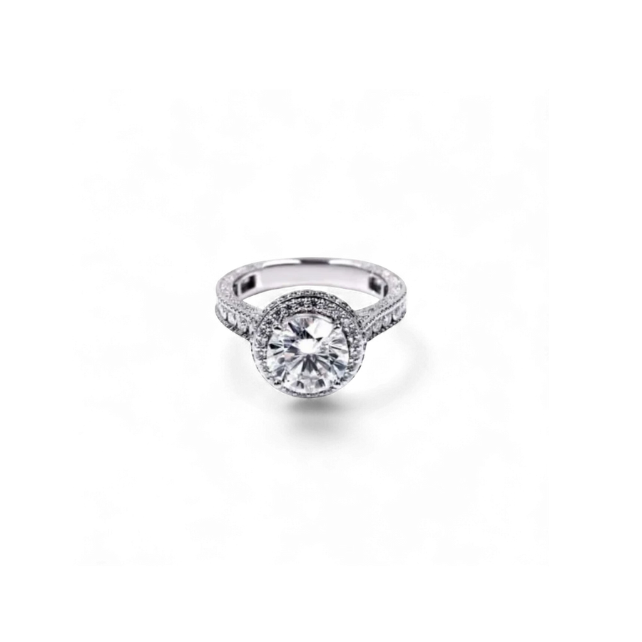 Anillo de oro blanco de 14K de AVA & SSILAQUÉ con un diamante redondo de 2.5 quilates en el centro y diamantes acentuados en el halo y la banda.