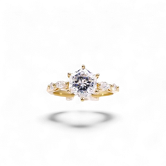 Anillo Hexa Grace de AVA & SSILAQUÉ en oro blanco de 14K con un diamante central hexagonal de 1 quilate y diamantes laterales marquesa y redondos.