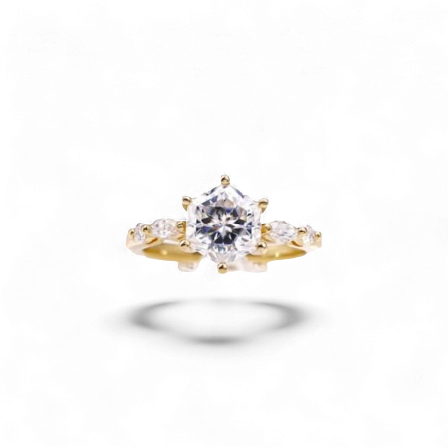 Anillo Hexa Grace de AVA & SSILAQUÉ en oro blanco de 14K con un diamante central hexagonal de 1 quilate y diamantes laterales marquesa y redondos.