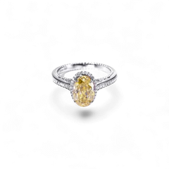 AVA & SSILAQUÉ Anillo de oro blanco de 14 quilates con pavé de diamantes amarillos ovalados de 3,0 quilates y diamantes laterales redondos.