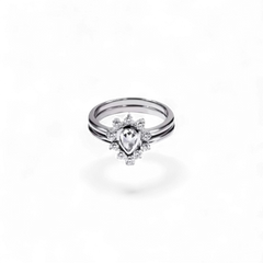 AVA & SSILAQUÉ Anillo de oro blanco de 14K con diamante de pera central y diamantes redondos acentuados.