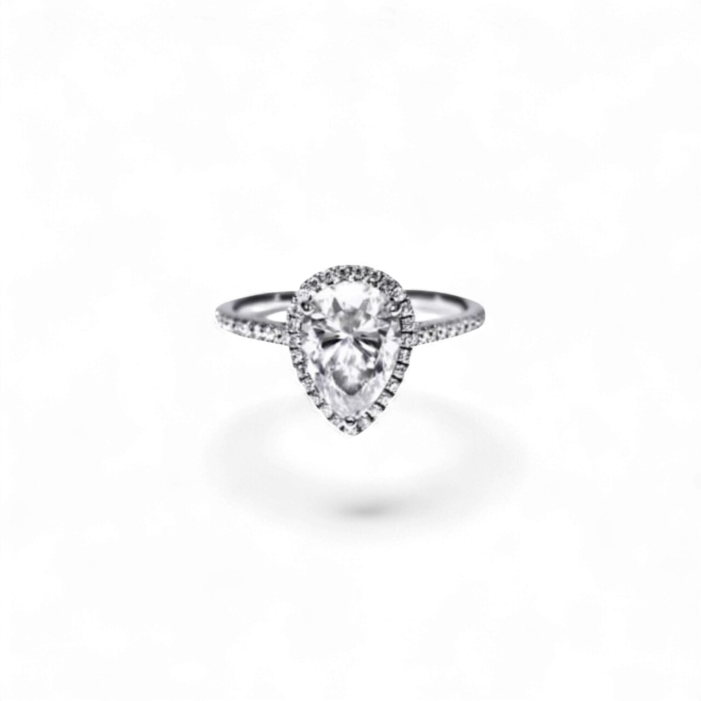 Anillo AVA & SSILAQUÉ de oro blanco de 14K con diamante de pera central y halo de diamantes redondos. Talla US 6.