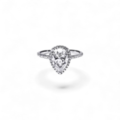 Anillo AVA & SSILAQUÉ de oro blanco de 14K con diamante de pera central y halo de diamantes redondos. Talla US 6.