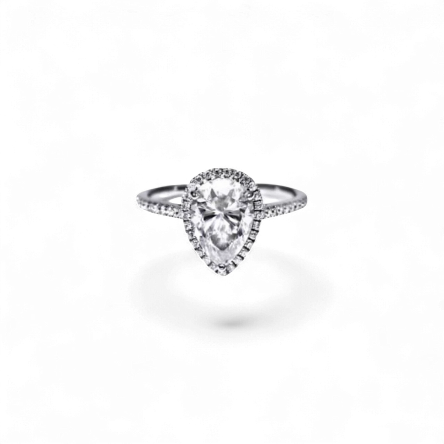Anillo AVA & SSILAQUÉ de oro blanco de 14K con diamante de pera central y halo de diamantes redondos. Talla US 6.