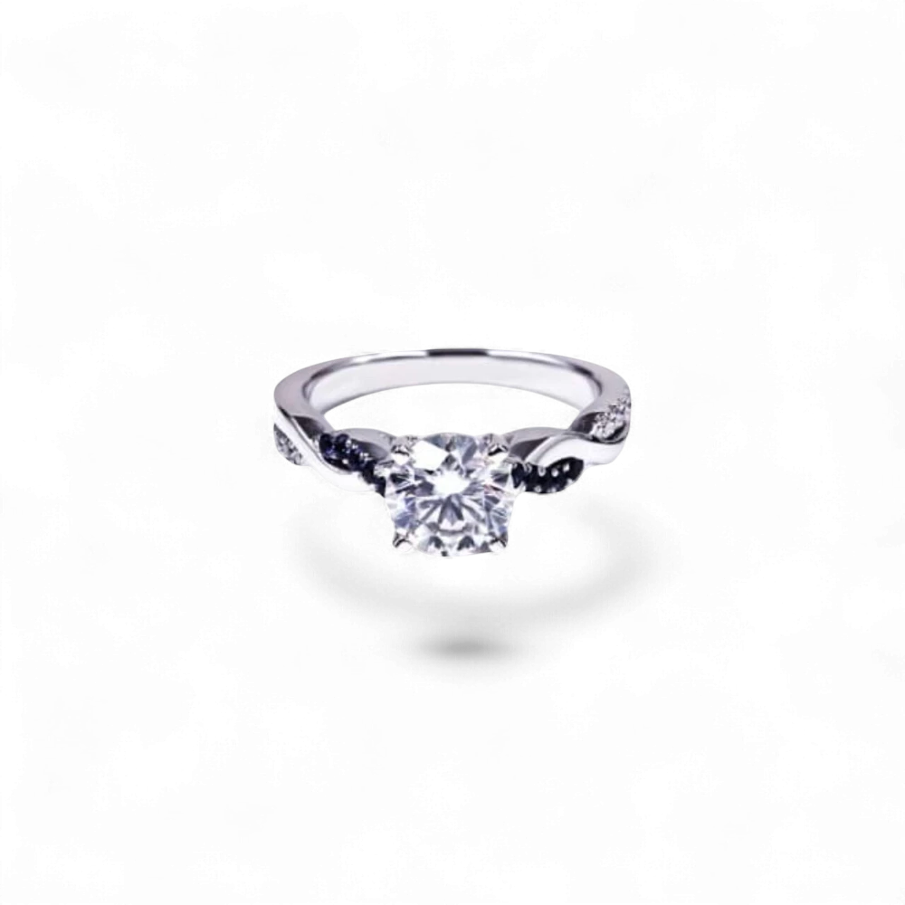 Anillo de compromiso AVA & SSILAQUÉ de oro blanco de 14 quilates con diamante redondo de 1 quilate y zafiros azules laterales.