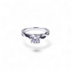 Anillo de compromiso AVA & SSILAQUÉ de oro blanco de 14 quilates con diamante redondo de 1 quilate y zafiros azules laterales.