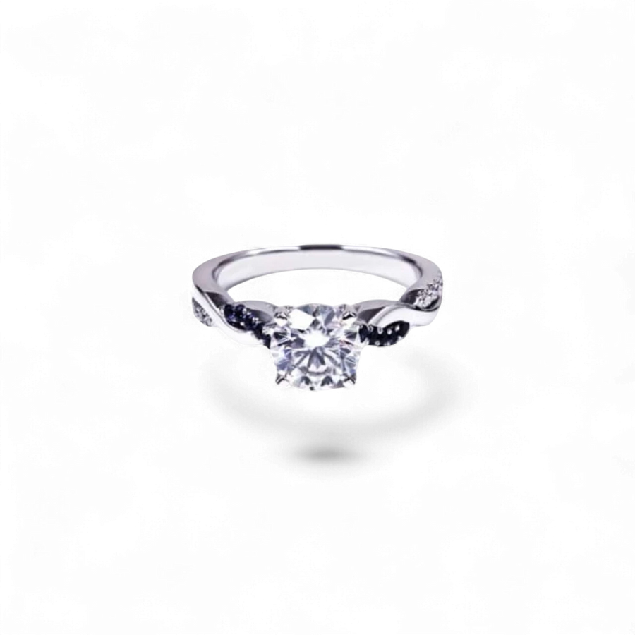 Anillo de compromiso AVA & SSILAQUÉ de oro blanco de 14 quilates con diamante redondo de 1 quilate y zafiros azules laterales.