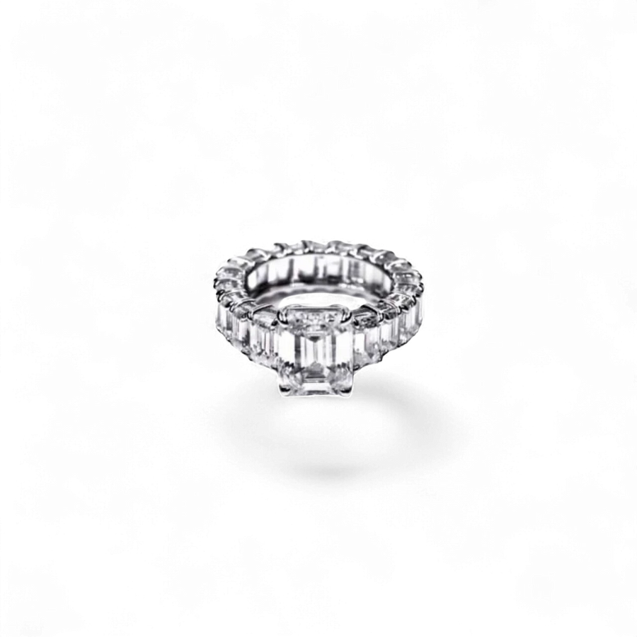 AVA & SSILAQUÉ Anillo Continuum de oro blanco de 14K con diamantes de laboratorio talla esmeralda de 4ct y 6.4ct.