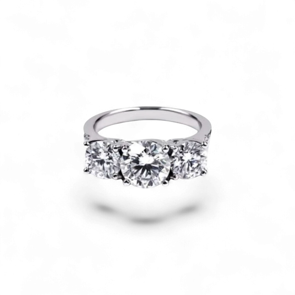 Anillo Triple Halo de oro blanco de 14K de AVA & SSILAQUÉ con tres diamantes redondos de laboratorio engastados, el central más grande.