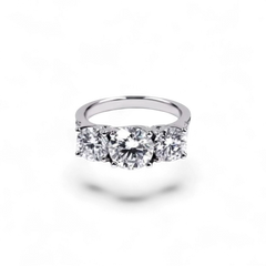 Anillo Triple Halo de oro blanco de 14K de AVA & SSILAQUÉ con tres diamantes redondos de laboratorio engastados, el central más grande.