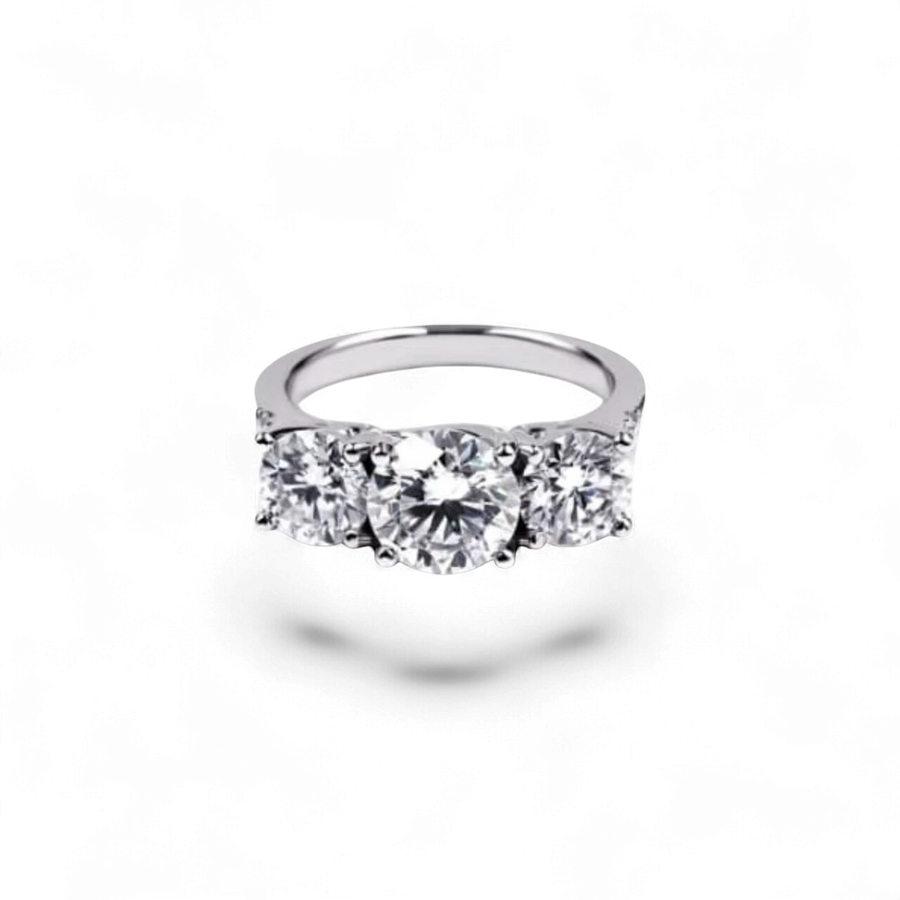 Anillo Triple Halo de oro blanco de 14K de AVA & SSILAQUÉ con tres diamantes redondos de laboratorio engastados, el central más grande.
