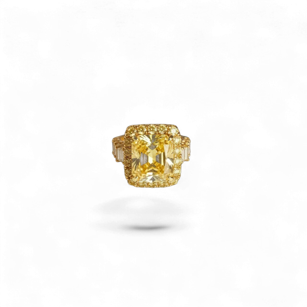 Anillo AVA & SSILAQUÉ de oro blanco de 14 quilates con moissanita radiante amarilla central de 16x14 mm y piedras laterales.